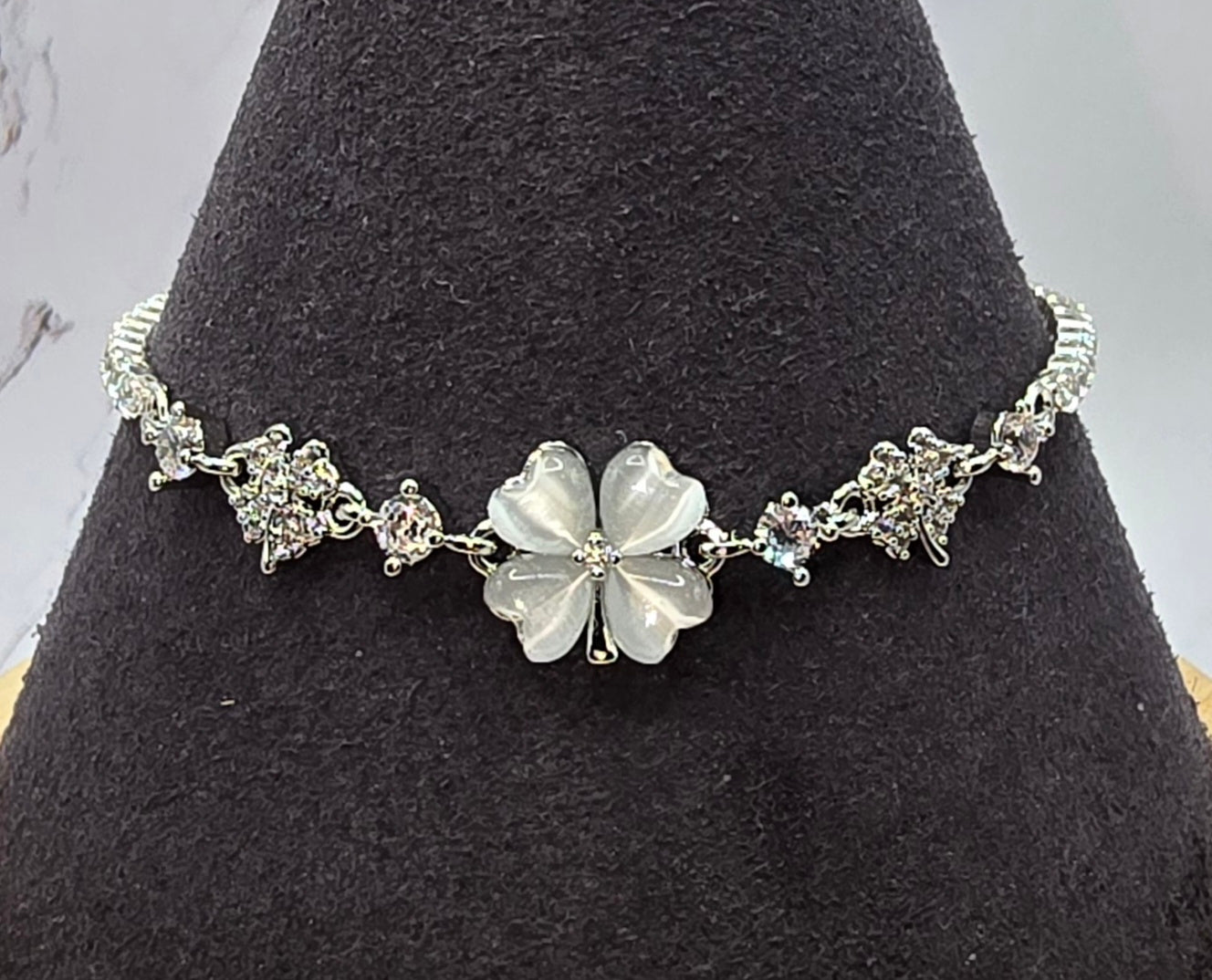 Clover Cat Eye Effect Slide Bracelet